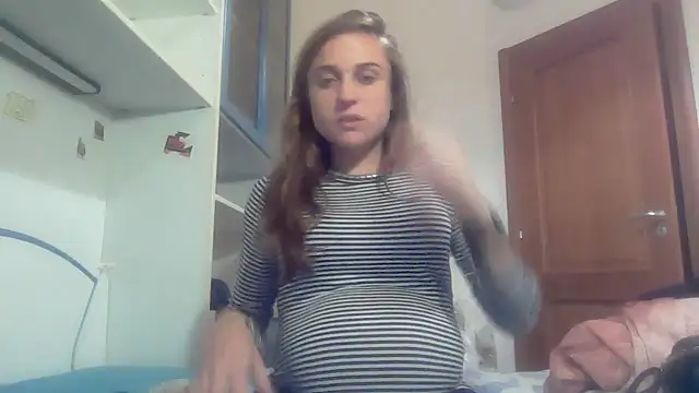 Snapshot of SinnEmily chatting on December 18, 5:52 pm SinnEmily online show from December 18, 5:52 pm