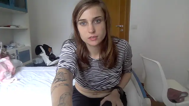 Snapshot of SinnEmily chatting on February 19, 1:40 pm SinnEmily online show from February 19, 1:40 pm