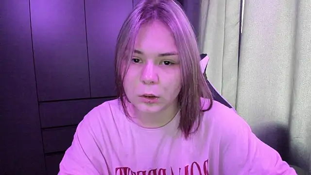 sophia lix online show from December 3, 8:00 am