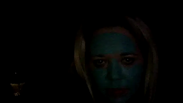 Snapshot of SilverSeductress chatting on May 24, 8:19 am SilverSeductress online show from May 24, 8:19 am