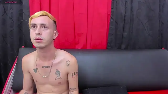 Snapshot of In_my_room_anything_goes chatting on May 18, 3:35 am In my room anything goes online show from May 18, 3:35 am