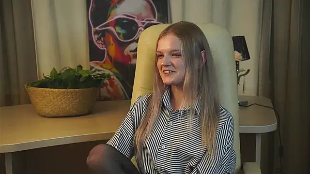 Snapshot of BrennaTout chatting on October 28, 12:30 pm BrennaTout online show from October 28, 12:30 pm