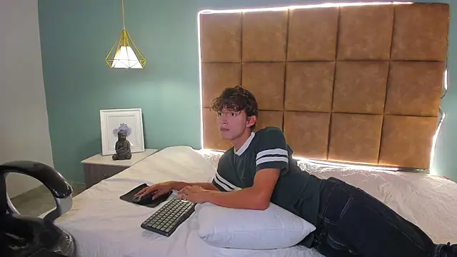 Snapshot of NicolasFerrer18 chatting on November 9, 7:34 pm NicolasFerrer18 online show from November 9, 7:34 pm