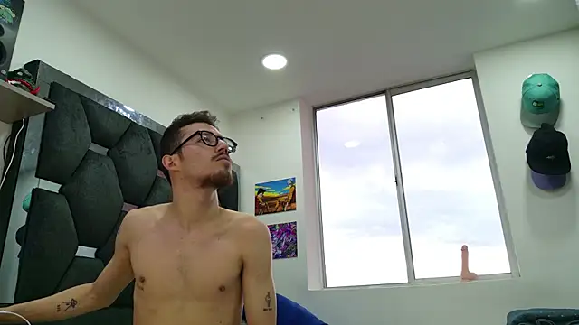 Snapshot of J-Moo chatting on November 19, 10:10 pm J-Moo online show from November 19, 10:10 pm