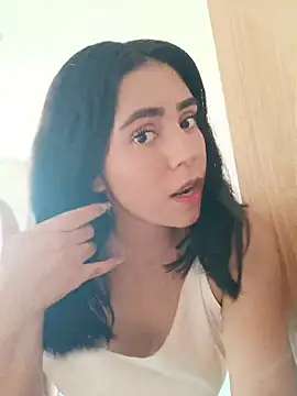 Snapshot of Sara-215 chatting on May 21, 1:40 pm Sara-215 online show from May 21, 1:40 pm