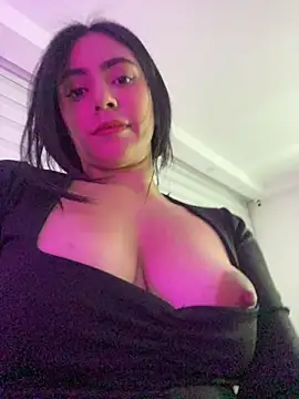 Snapshot of Sara-215 chatting on June 5, 6:52 am Sara-215 online show from June 5, 6:52 am
