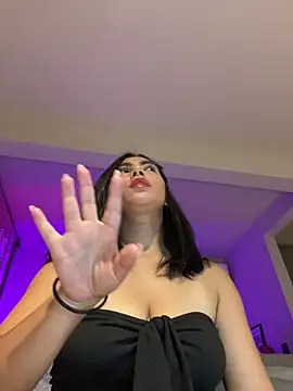 Snapshot of Sara-215 chatting on June 6, 3:44 am Sara-215 online show from June 6, 3:44 am