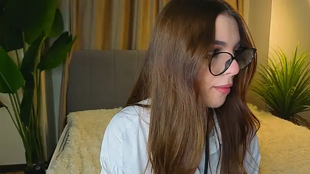 Snapshot of LauraHansil chatting on May 7, 7:30 pm LauraHansil online show from May 7, 7:30 pm
