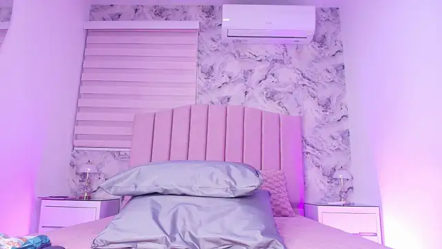 Snapshot of emma_trix chatting on April 8, 11:54 am emma trix online show from April 8, 11:54 am