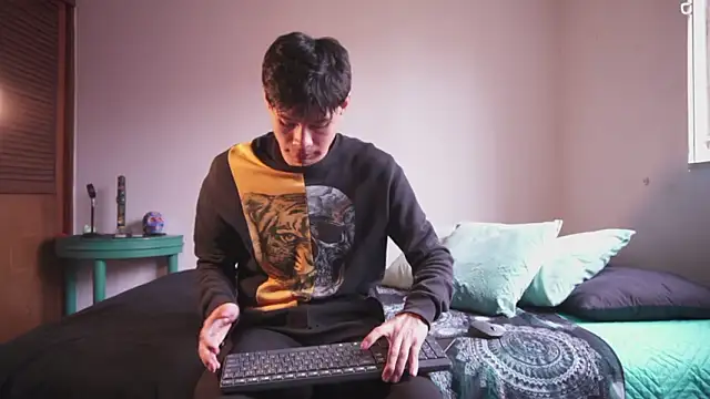 estmonnn online show from March 5, 8:49 pm