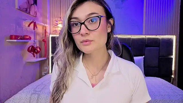 Im-Lola online show from November 15, 8:05 pm