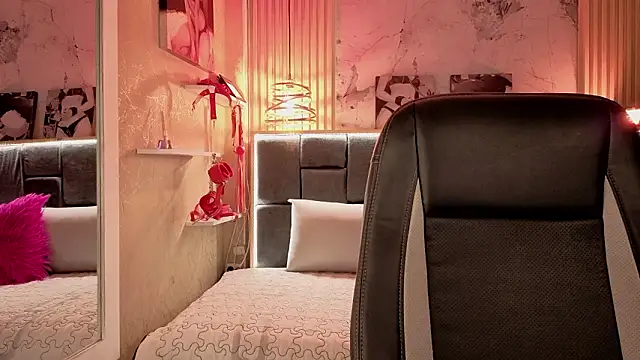 Im-Lola online show from March 12, 11:11 pm