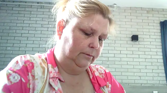 Snapshot of Sylviastar46 chatting on April 18, 8:07 am Sylviastar46 online show from April 18, 8:07 am