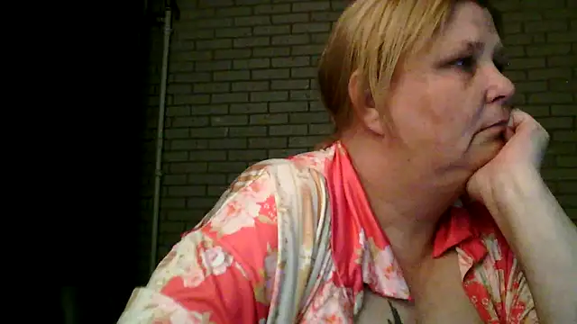 Snapshot of Sylviastar46 chatting on April 18, 7:07 pm Sylviastar46 online show from April 18, 7:07 pm