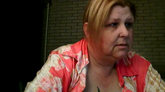 Snapshot of Sylviastar46 chatting on April 18, 7:58 pm Sylviastar46 online show from April 18, 7:58 pm