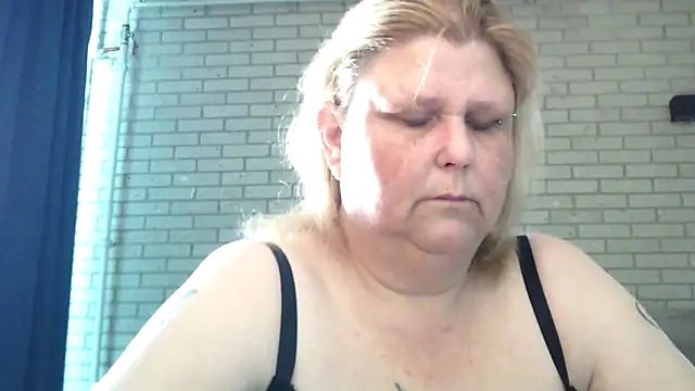 Snapshot of Sylviastar46 chatting on April 20, 3:48 pm Sylviastar46 online show from April 20, 3:48 pm