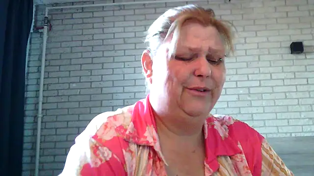 Snapshot of Sylviastar46 chatting on April 24, 5:32 am Sylviastar46 online show from April 24, 5:32 am
