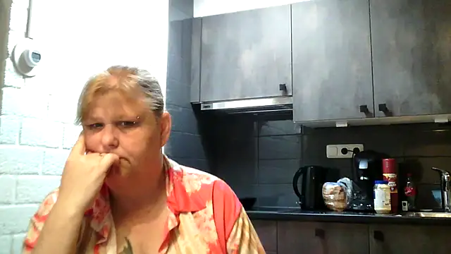 Snapshot of Sylviastar46 chatting on April 29, 8:07 am Sylviastar46 online show from April 29, 8:07 am