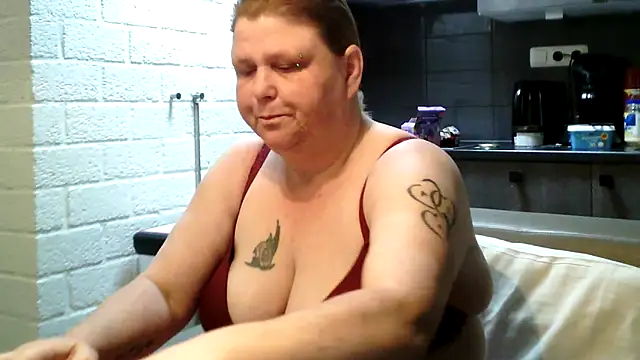 Snapshot of Sylviastar46 chatting on May 2, 8:52 am Sylviastar46 online show from May 2, 8:52 am