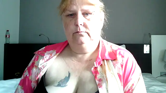 Snapshot of Sylviastar46 chatting on May 16, 7:38 am Sylviastar46 online show from May 16, 7:38 am