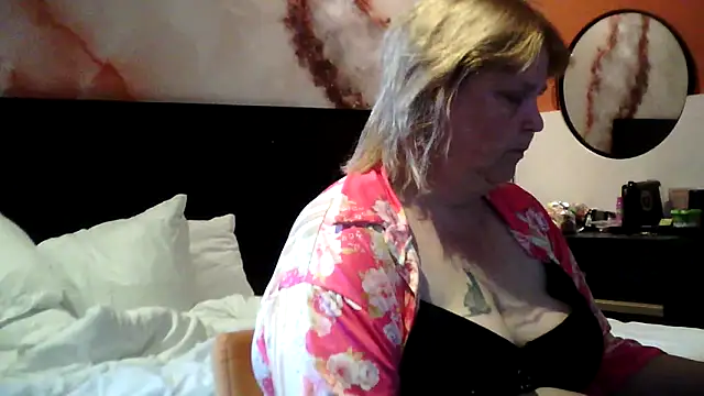 Snapshot of Sylviastar46 chatting on May 17, 3:08 pm Sylviastar46 online show from May 17, 3:08 pm