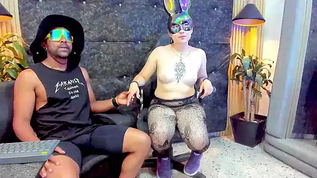 Snapshot of the_couple_hot22 chatting on November 1, 4:03 am the couple hot22 online show from November 1, 4:03 am