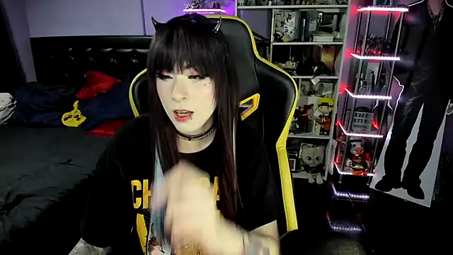 Snapshot of Yummy_dark chatting on November 25, 10:32 pm Yummy dark online show from November 25, 10:32 pm
