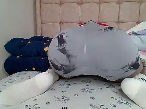 Snapshot of Petite_baby5 chatting on April 27, 10:57 am Petite baby5 online show from April 27, 10:57 am