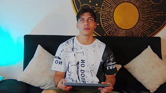 Snapshot of AlessioVitale chatting on February 24, 7:56 pm AlessioVitale online show from February 24, 7:56 pm