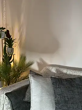 HotLdyllic online show from April 17, 2:20 pm