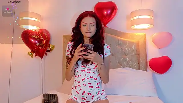 Snapshot of scarlettt_moon chatting on February 17, 8:26 pm scarlettt moon online show from February 17, 8:26 pm