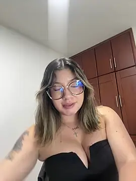 Snapshot of Eve_Miiller chatting on May 8, 5:24 am Eve Miiller online show from May 8, 5:24 am