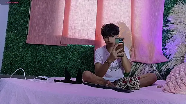 Leo Glow online show from March 5, 11:01 pm