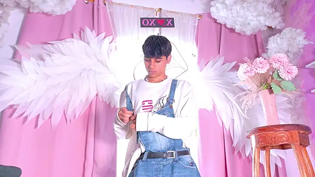 Leo Glow online show from April 20, 7:59 pm