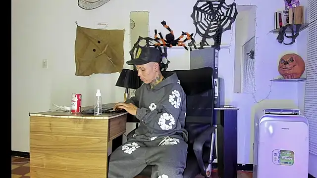 Snapshot of xxxTerrysxxx chatting on October 31, 6:47 am xxxTerrysxxx online show from October 31, 6:47 am