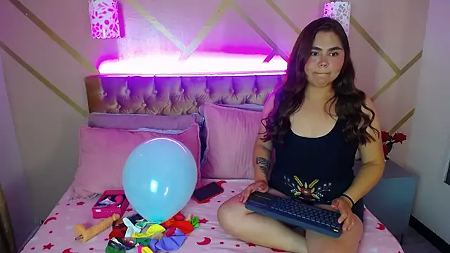 Snapshot of Phamela_Holter chatting on November 10, 6:40 pm Phamela Holter online show from November 10, 6:40 pm