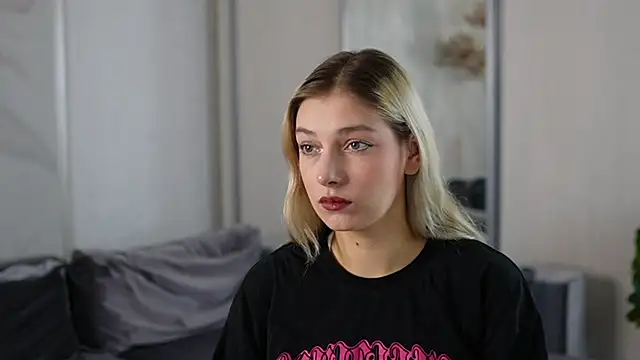 Snapshot of BlushVenom chatting on November 6, 2:29 pm BlushVenom online show from November 6, 2:29 pm