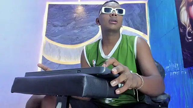 Snapshot of the_hot_boy0 chatting on November 6, 12:28 pm the hot boy0 online show from November 6, 12:28 pm