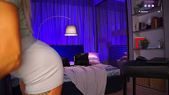 Nikki  Amour online show from March 6, 6:43 am