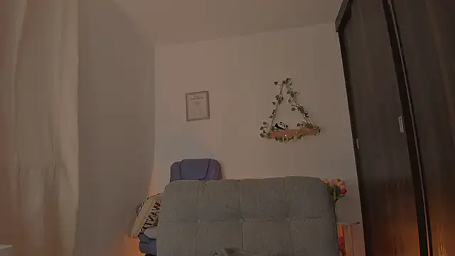 Snapshot of bergmanamii chatting on April 21, 1:42 am bergmanamii online show from April 21, 1:42 am