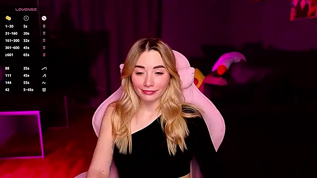 Snapshot of Rosie_Mac chatting on February 13, 2:18 am Rosie Mac online show from February 13, 2:18 am