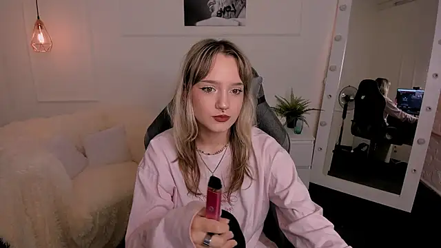 Snapshot of ElsiHill chatting on November 2, 1:35 pm ElsiHill online show from November 2, 1:35 pm