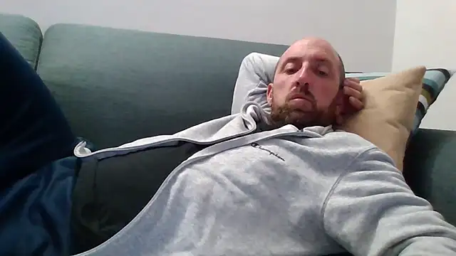 Snapshot of luca_beech88 chatting on April 27, 6:39 pm luca beech88 online show from April 27, 6:39 pm