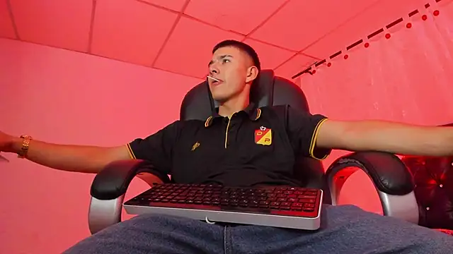 Snapshot of Aleck_Boy chatting on November 12, 8:30 pm Aleck Boy online show from November 12, 8:30 pm