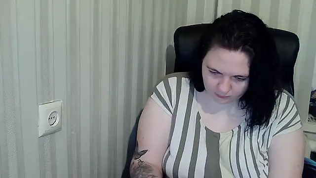 Snapshot of XLisaBlueXsS chatting on November 4, 7:18 am XLisaBlueXsS online show from November 4, 7:18 am