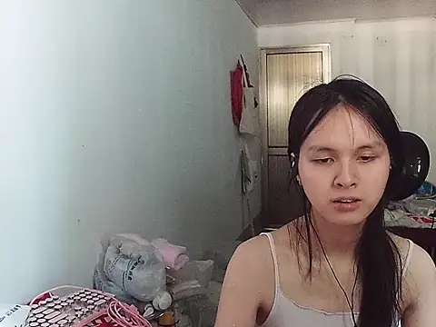 Snapshot of RebelAura chatting on May 25, 2:06 am RebelAura online show from May 25, 2:06 am