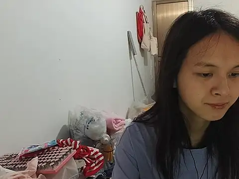 Snapshot of RebelAura chatting on June 5, 11:16 am RebelAura online show from June 5, 11:16 am