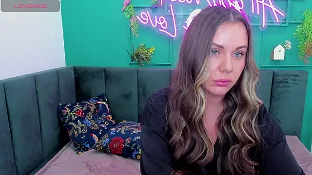 Snapshot of TracyMooree chatting on November 9, 5:06 am TracyMooree online show from November 9, 5:06 am