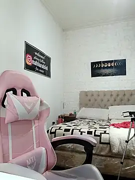 nahiarabiel33 online show from April 12, 9:20 pm