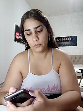 nahiarabiel33 online show from April 15, 6:15 pm